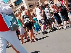 Горячая блондинка vs сексуальная брюнетка
