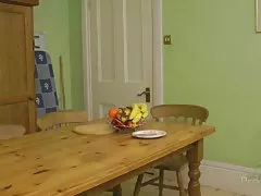 Лейла получает голый на столе