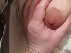 Касаясь ее сиськи под блузку