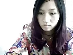 Китайская девушка зачистки вниз на веб-камеру