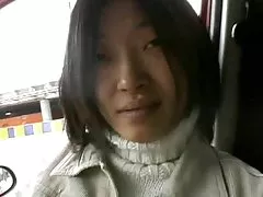 Таким образом, Азиатский Ким показывает ее влагалище в машине b4 pov ебут