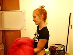 Сексуальный веснушчатый рыжий дает минет