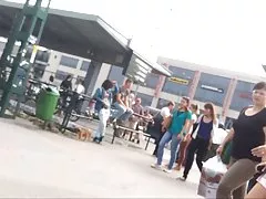 Потрясающий подросток получает upskirted