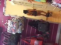 Примеряет белье с открытой дверью