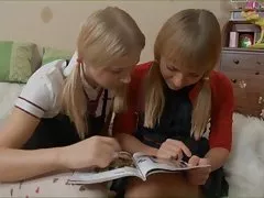 Они читают мужской моды журнала.