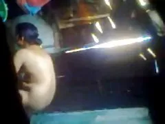 Индийский тетушка nudebath, предоставляемые соседа
