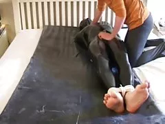 Связали парня в ПВХ, сделал кончить в его костюм