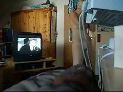 Не зная девушка в гостиной комнате