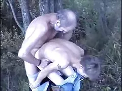 Роговой twink любит противный старый парень creampie