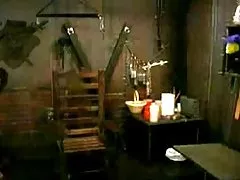 Девушка кричит и плачет, трудно, как она идёт обучение