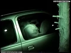 Открытый автомобиль сексуальных возбужденных пары
