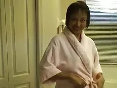 Horny азиатские бабушка трахает ее влагалище в горячей трубе