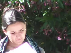 Откровенные shoeplay оборванных heelpopping в парке