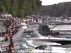 Сумасшедшие девушки пить и вечеринки на публике
