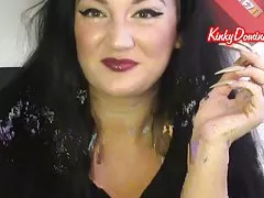 Курение с темные губы и унижение