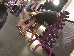 Как она может носить их в тренажерном зале?