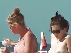 Милая девушка топлесс на пляже вуайерист