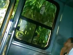 Мастурбирует в автобусе