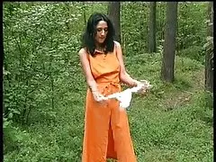 Писает в лесу