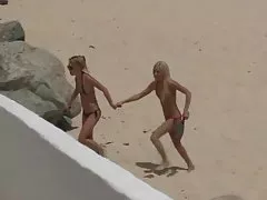 Пляж младенцев освежиться в душе