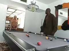 Красивая блондинка с хорошо чертовски влагалище на черный Дик