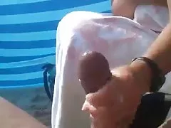 Пляж мастурбирует